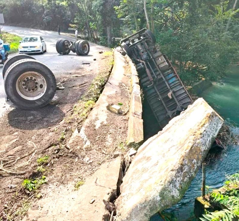 ¡CAMIÓN CAÑERO CAYÓ AL RÍO CHIQUIHUITE!
