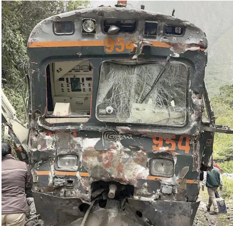 ¡CHOCAN 2 TRENES EN RUTA A MACHU PICCHU! - 30 HERIDOS Y UN MUERTO