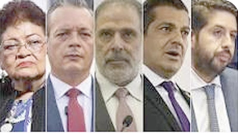 ¡SE INSCRIBEN 43 PARA FGR, ENTRE ELLOS GODOY!