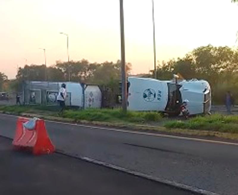 ¡SE VOLTEÓ TRÁILER EN EL BULEVAR PORTUARIO DEL 13.5!
