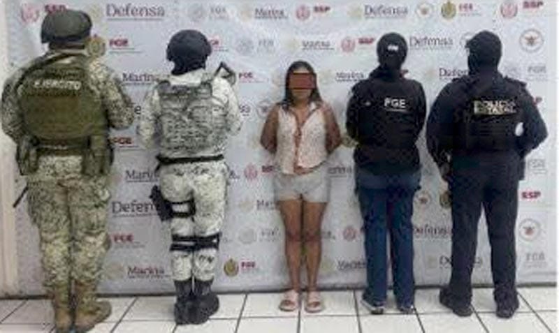 ¡UNA MUJER DETENIDA EN UN CATEO EN EL FRACCIONAMIENTO HACIENDA SOTAVENTO!