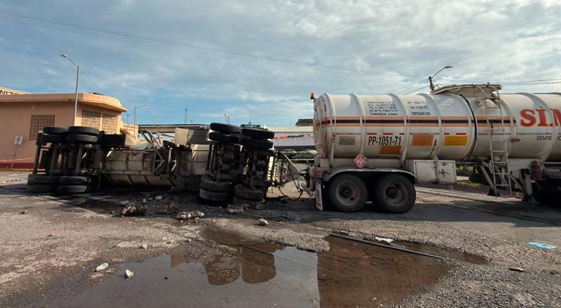 ¡CONTINÚAN LAS MANIOBRAS POR PIPA VOLCADA!