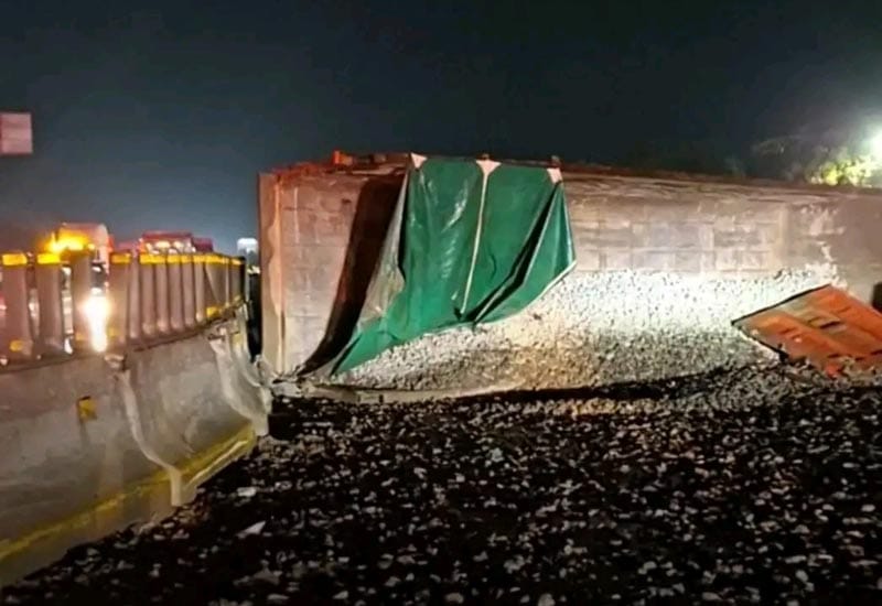 ¡VOLCÓ “MONSTRUO” EN LA AUTOPISTA!