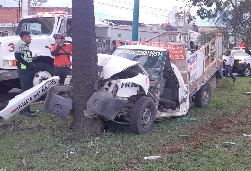 ¡CAMIONETA CON TANQUES DE GAS CHOCÓ Y QUEDÓ DESTROZADA!