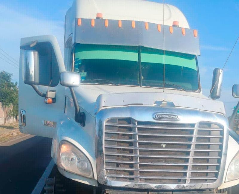 ¡TRÁILER EMBISTE TAXI DE CARDEL: 5 HERIDOS!