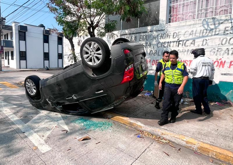 ¡VUELCA CAMIONETÓN EN LA CALZADA JUAN PABLO II!