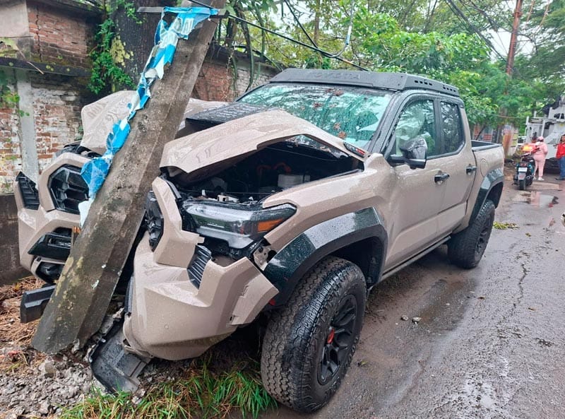 ¡SE DUERME EN EL VOLANTE Y SE ESTRELLA CONTRA POSTE DE CFE!