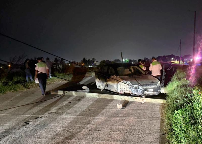 ¡SE ECHA “PESTAÑITA” Y SE IMPACTÓ CONTRA 3 POSTES DE TELMEX!