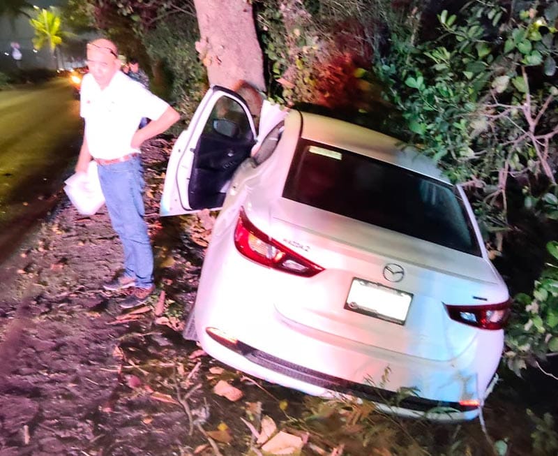 ¡SE ESTRELLA CONTRA ÁRBOL Y SE SALVA DE MILAGRO!