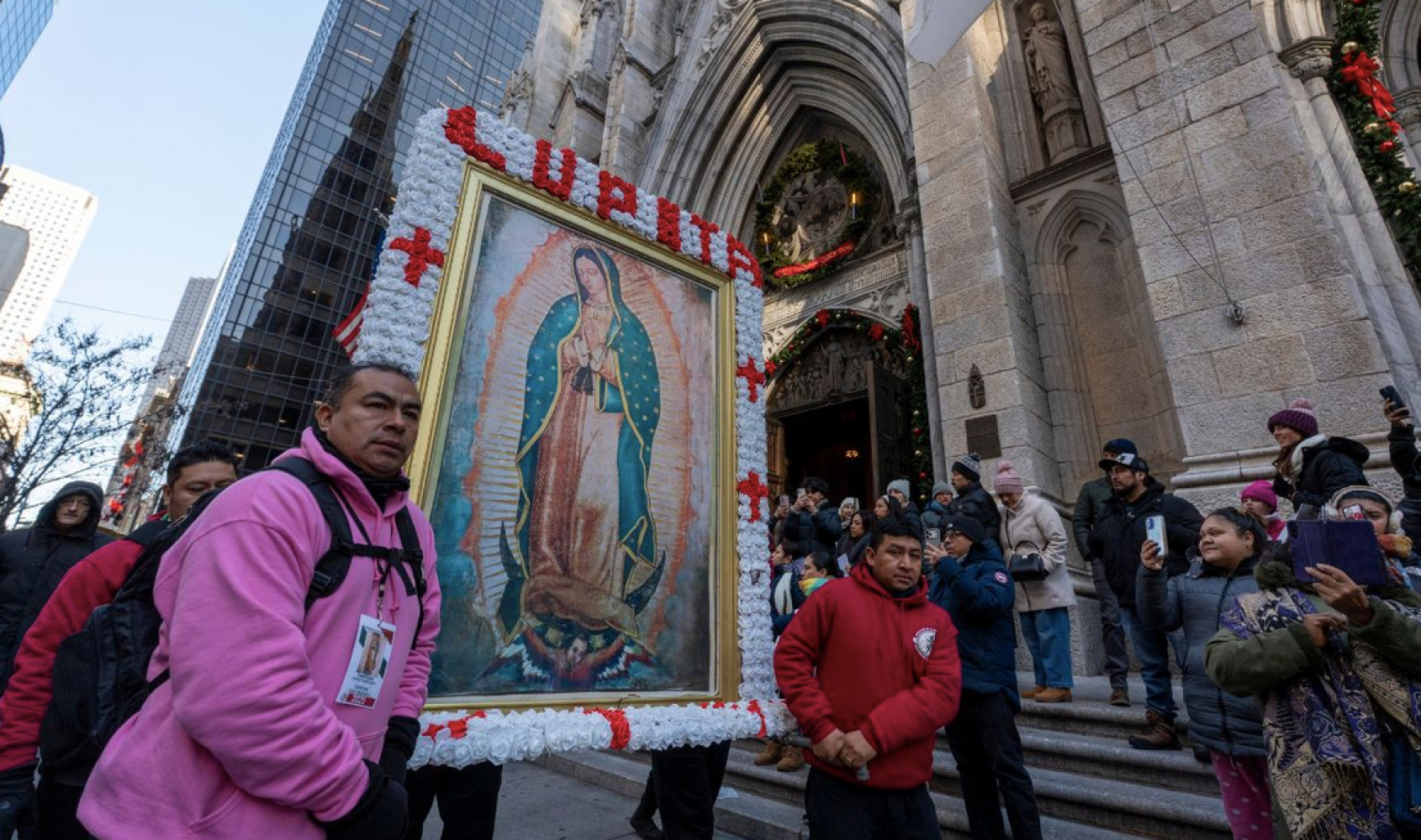 NADIE LOS PARA! Paisanos de NY desafían el frío y al ICE para honrar a la Virgen