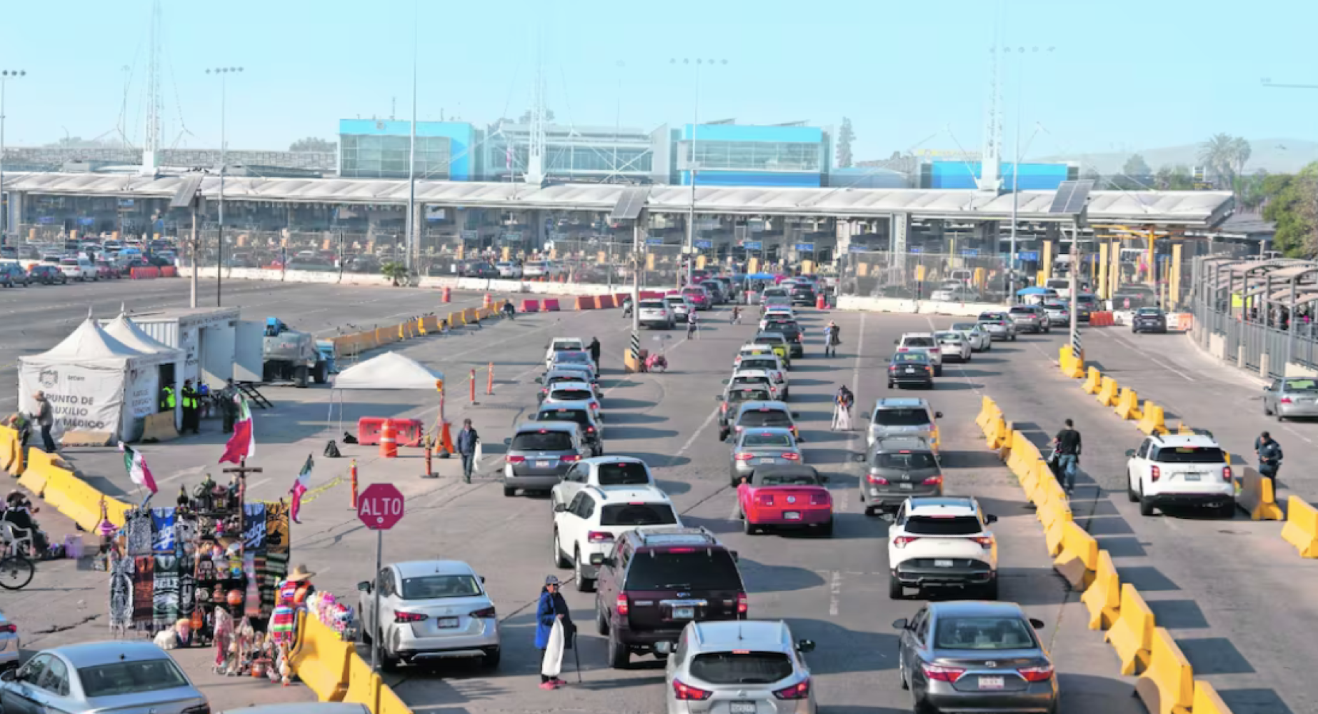 ¡PAISANOS REGRESAN A MÉXICO ENTRE EXTORSIONES!