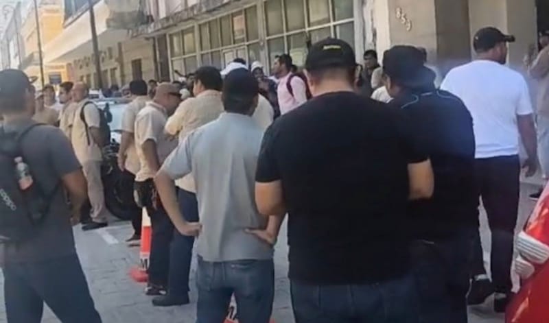 ¡PROTESTAN TRABAJADORES DE CICE! - *Exigen reinstalación de 8 corridos