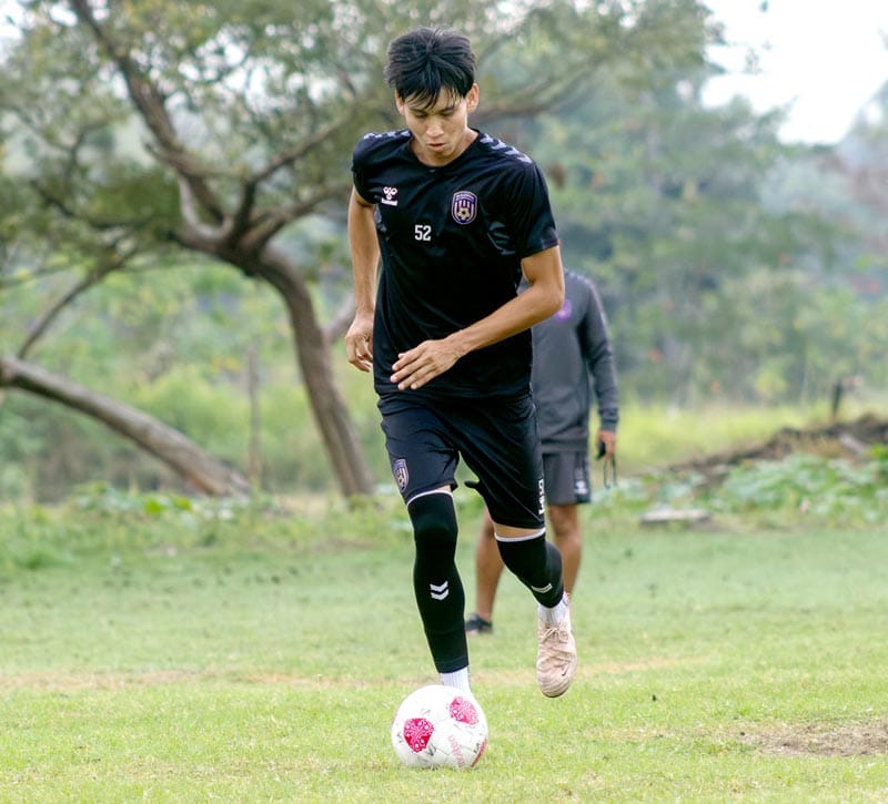 ¡MOUNSTROU MORADO DE LA TDP JUEGA ESTA NOCHE EN CASA!