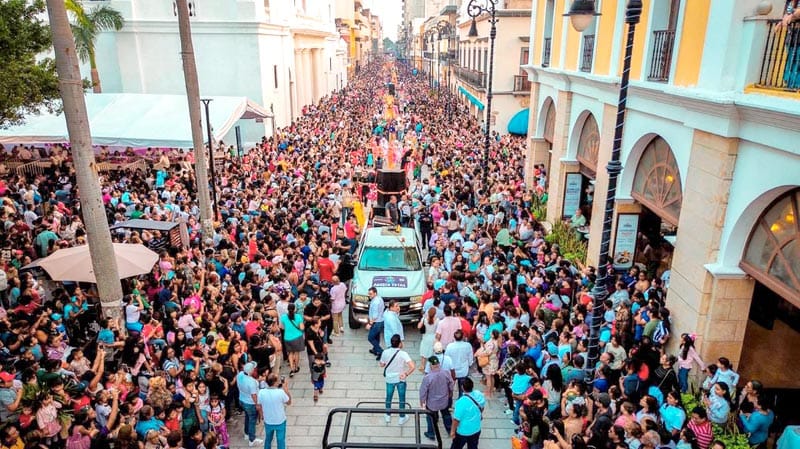 ¡DESFILAN LOS REYES! - Y PARTEN MEGA-ROSCA EN EL ZÓCALO