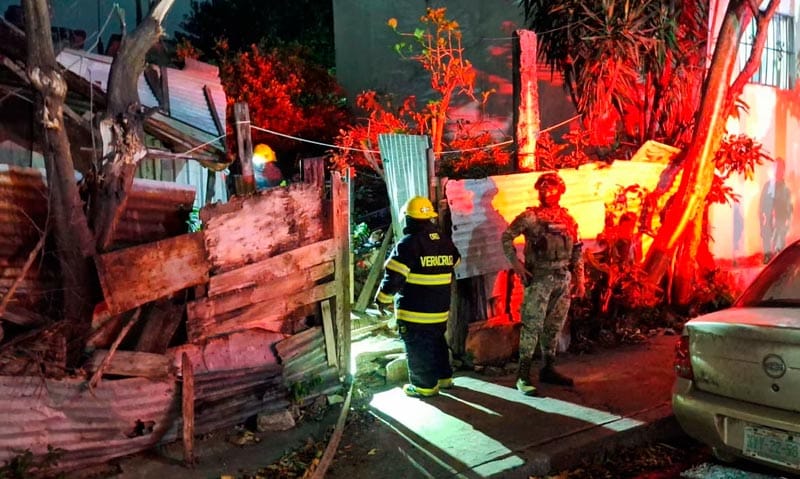 ¡JÓVENES DE GIMNASIO DE BOX EVITAN TRAGEDIA POR INCENDIO EN UNA VIVIENDA!