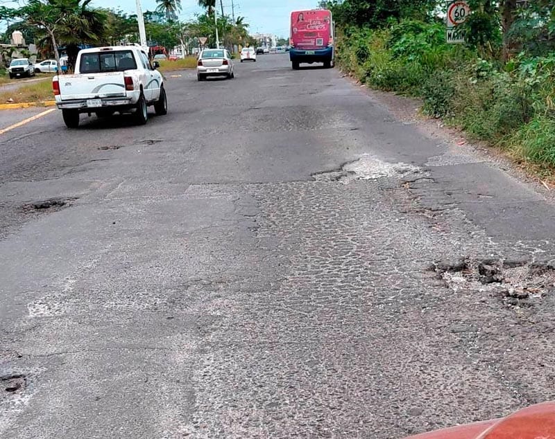 ¡LANZAN S.O.S. POR CRÁTERES EN CARRETERA VERACRUZ-EL TEJAR!