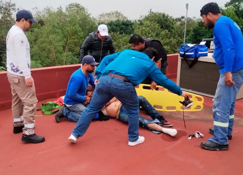 ¡OBRERO SUFRE DESCARGA ELÉCTRICA EN AZOTEA DEL OXXO!