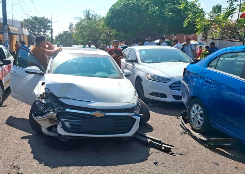 ¡“CARRITO CHOCÓN” SE IMPACTÓ CONTRA VEHÍCULOS ESTACIONADOS!