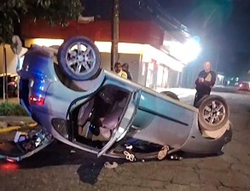 ¡AUTO SEAT CHOCÓ Y VOLCÓ EN LA COLONIA 21 DE ABRIL!