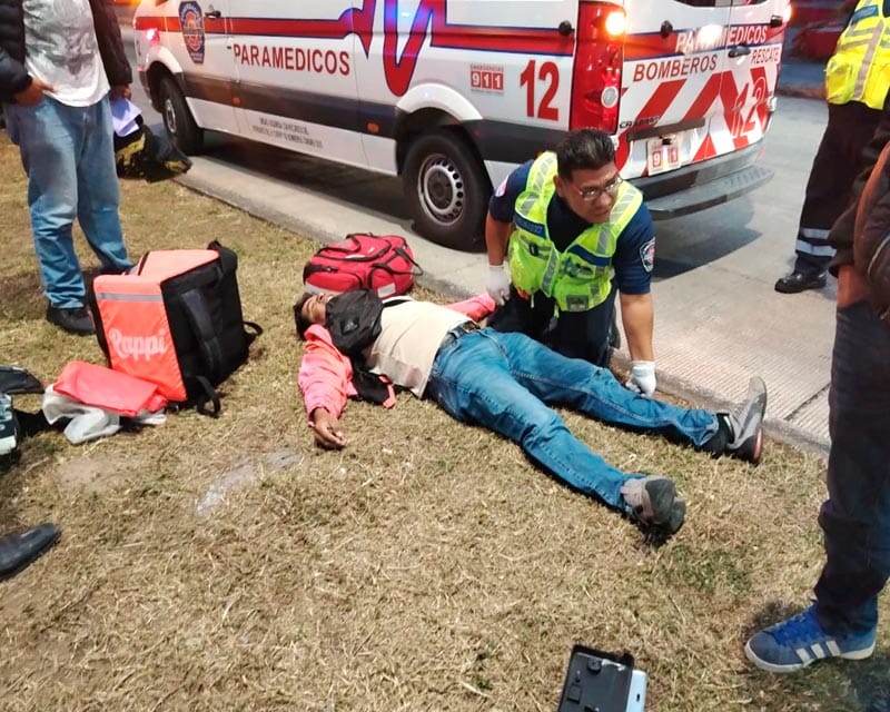 ¡MOTO-REPARTIDOR DE COMIDA ARROLLADO POR AUTO JAPONÉS!