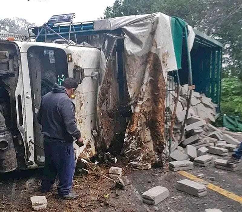 ¡SE VOLTEÓ CAMIÓN MATERIALISTA CARGADO CON CIENTOS DE BLOCKS!