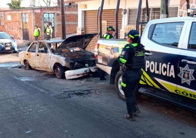 ¡TAXI VOLCADO LO INCENDIAN FRENTE A MERCADO DE CÓRDOBA!