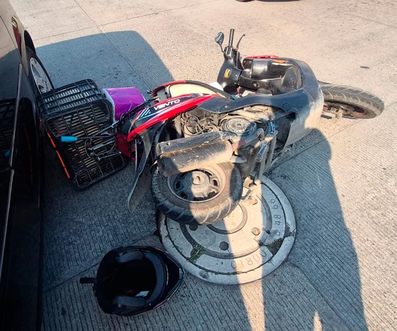 ¡MUJER MOTOCICLISTA HERIDA EN “TORTAZO”!