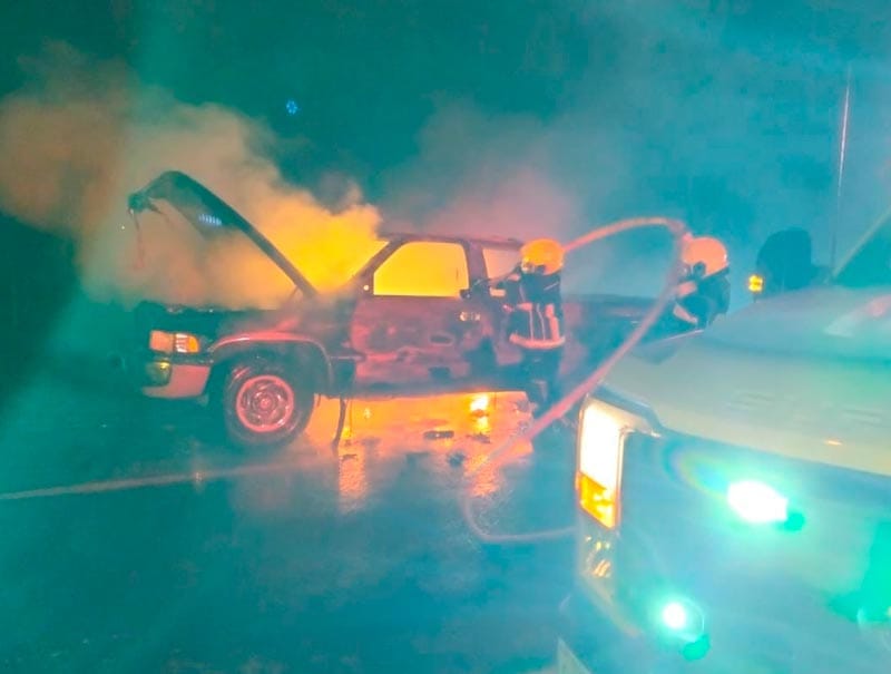 ¡CAMIONETA RAM TERMINÓ CARBONIZADA EN LA AUTOPISTA!