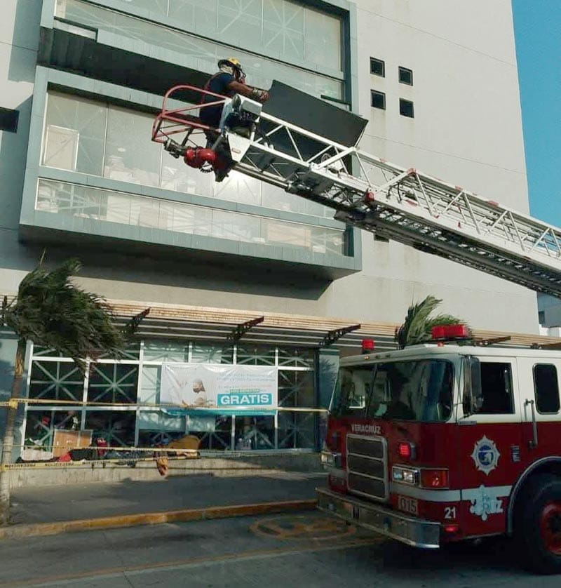 ¡RETIRAN ESTRUCTURA METÁLICA EN LA TORRE PEDIÁTRICA POR VIENTOS DEL FRENTE FRÍO 30!