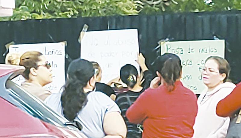 ¡TOMAN SECUNDARIA DE BOCA DEL RÍO! - *Por presunto desvío de recursos de la asociación de padres de familia