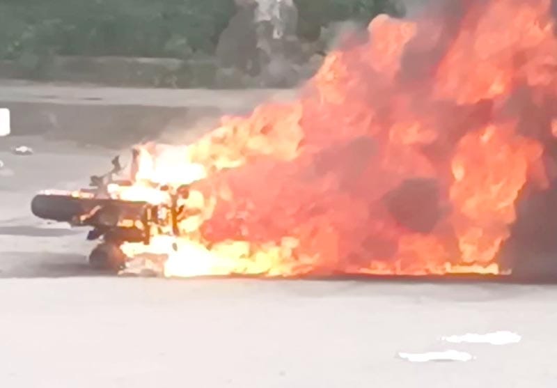 ¡DERRAPAN Y SE LES PRENDE LA MOTO!