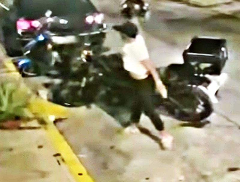 ¡GRABAN A "RATA" ROBANDO CASCO DE MOTOCICLISTA!