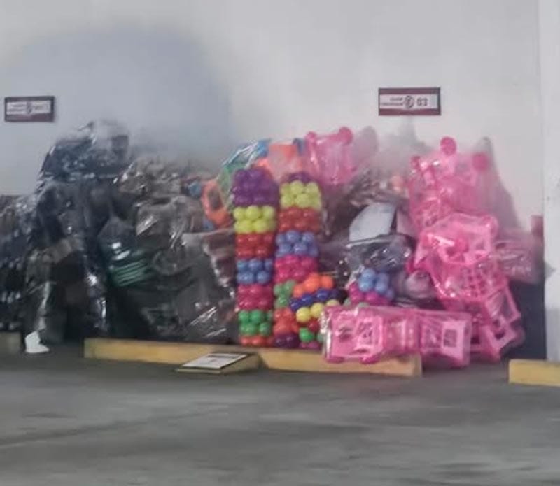 ¡QUE HAY JUGUETES ABANDONADOS! - *En el estacionamiento del Congreso dice Hétor
