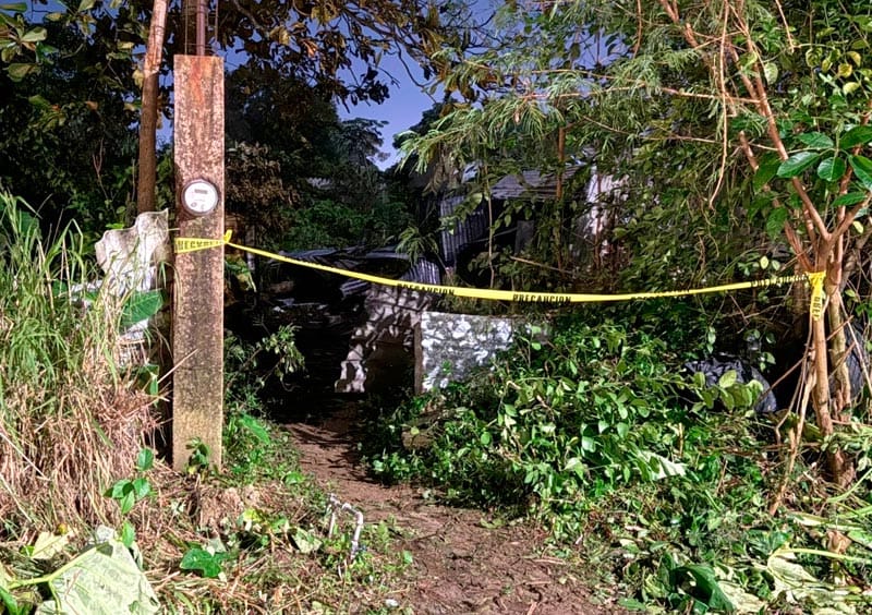 ¡ABUELITA Y SU NIETO MUEREN QUEMADOS! - UNA VELADORA CAYO Y EL FUEGO INCENDIO LA CASA DE MADERA EN COATZACOALCOS