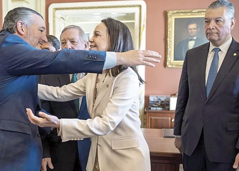 ¡CORINA LE REGALA SU MEDALLA DEL PREMIO NOBEL DE LA PAZ A TRUMP!