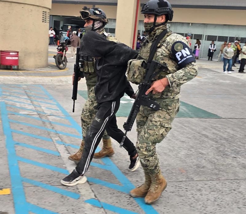 ¡DETIENEN A ROBA-BANCOS! - GRUPO DE HOMBRES ROBARON DINERO Y DAÑARON NEGOCIOS DENTRO DE PLAZA CRISTAL