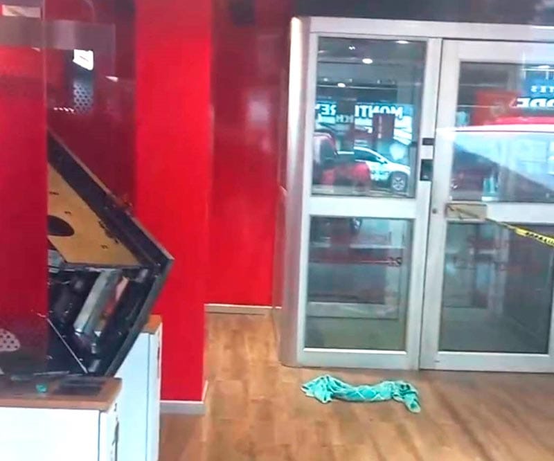 ¡VÁNDALOS ‘REVIENTAN’ CAJERO DE SANTANDER EN LAS CHOAPAS!