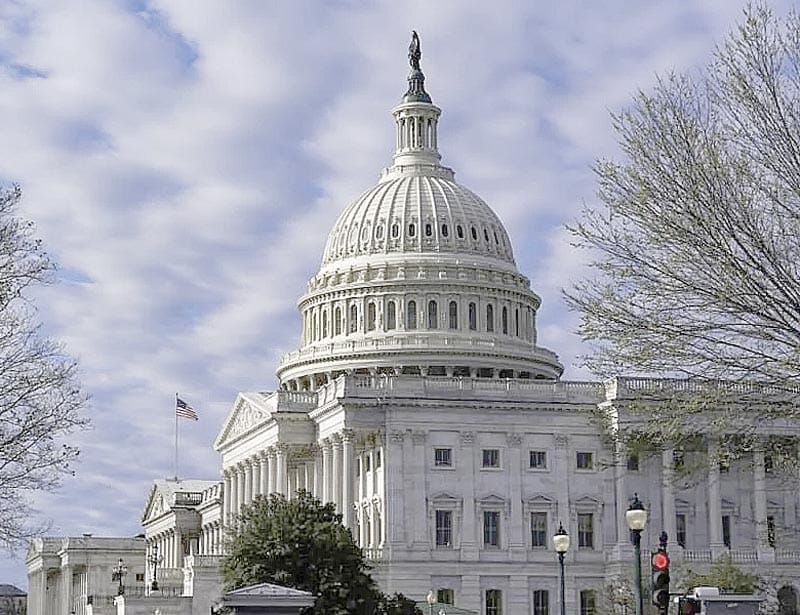 ¡AVANZA LEY QUE EXTIENDE SUBSIDIOS A ATENCIÓN MÉDICA EN EU!