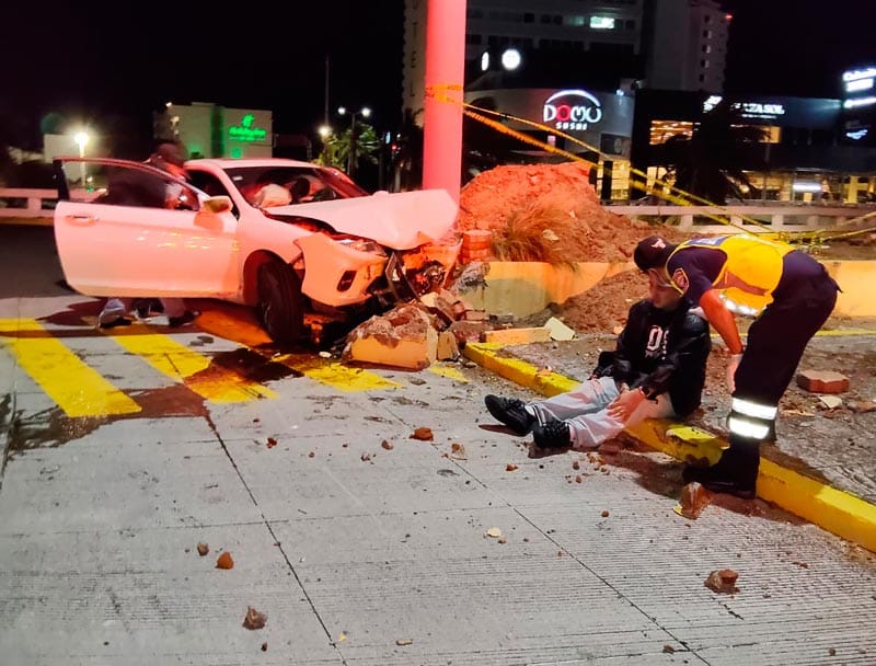 ¡DOS LESIONADOS EN CHOQUE FRENTE A PLAZA AMÉRICAS!