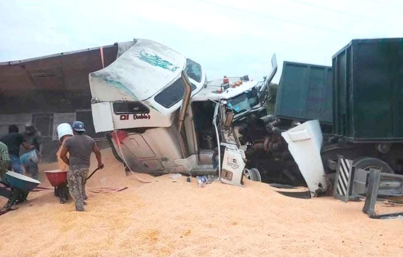 ¡RAPIÑEROS ROBAN CARGA DE MAÍZ POR CARAMBOLAZO EN COTAXTLA!