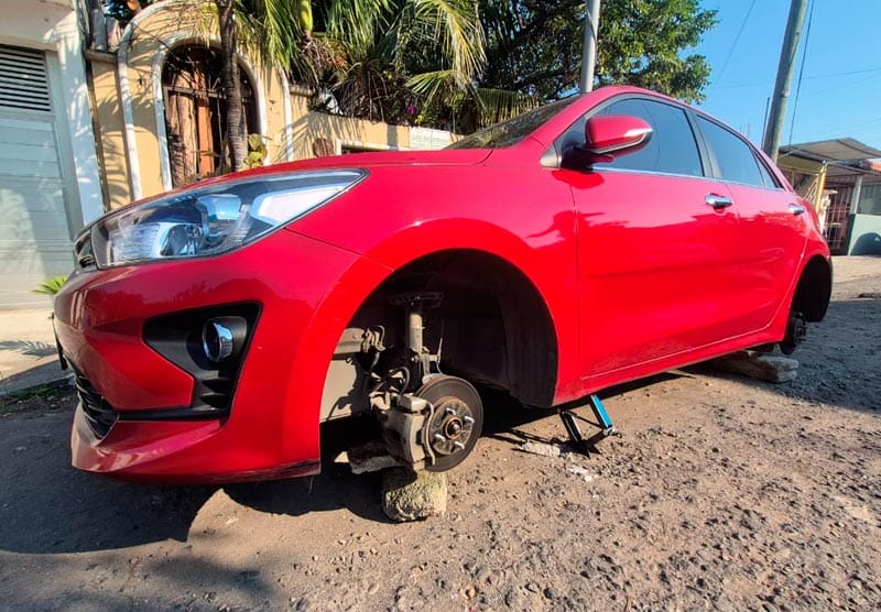 ¡ROBAN RINES Y LLANTAS A VEHÍCULO EN EL COYOL!