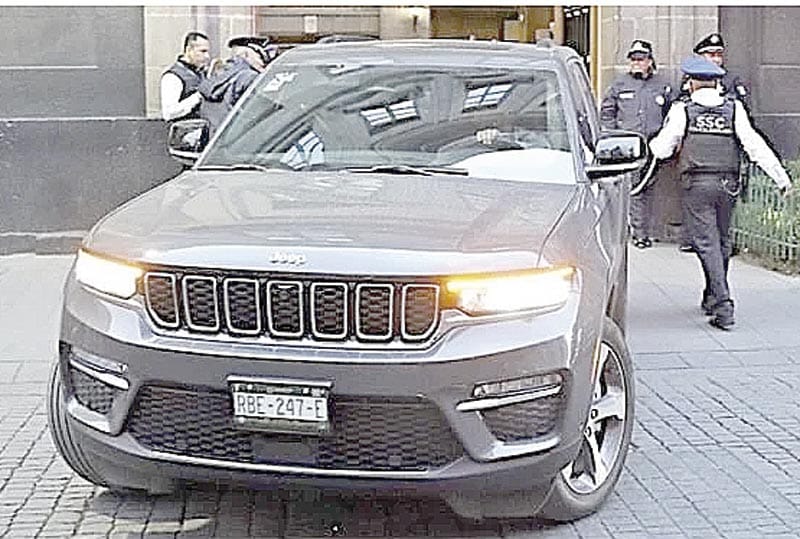 ¡ASIGNA CORTE A FAVORITA CAMIONETAS SIN LICITAR!