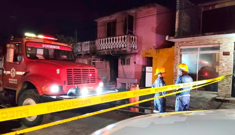 ¡FUEGO CONSUME VIVIENDA Y DOS MUJERES SE SALVAN!