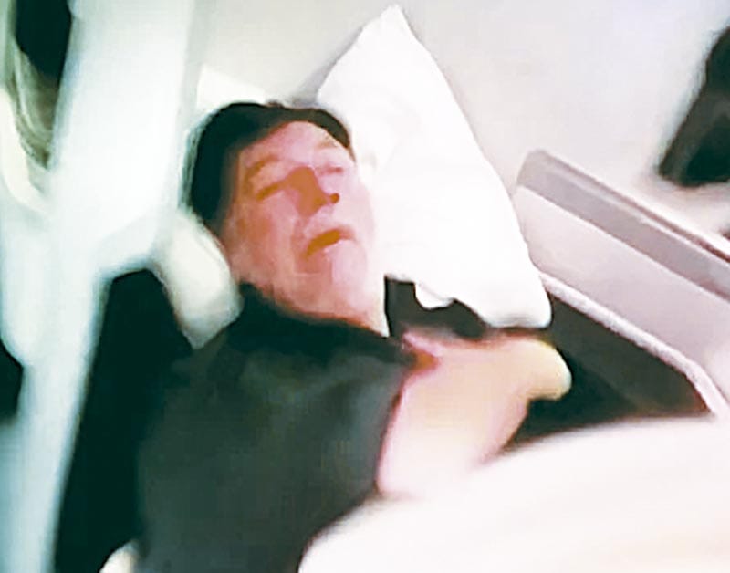 ¡CACHAN A FERNÁNDEZ NOROÑA DURMIENDO EN PRIMERA CLASE EN VUELO DE REGRESO DE ITALIA!