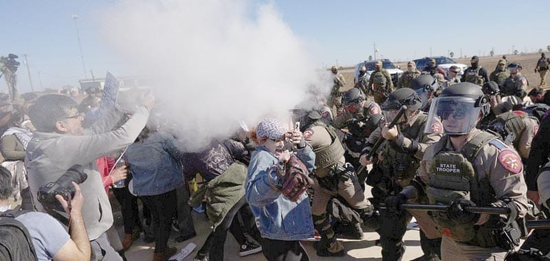 ¡USAN GASES EN PROTESTA POR LA DETENCIÓN DE NIÑO DE CINCO AÑOS!