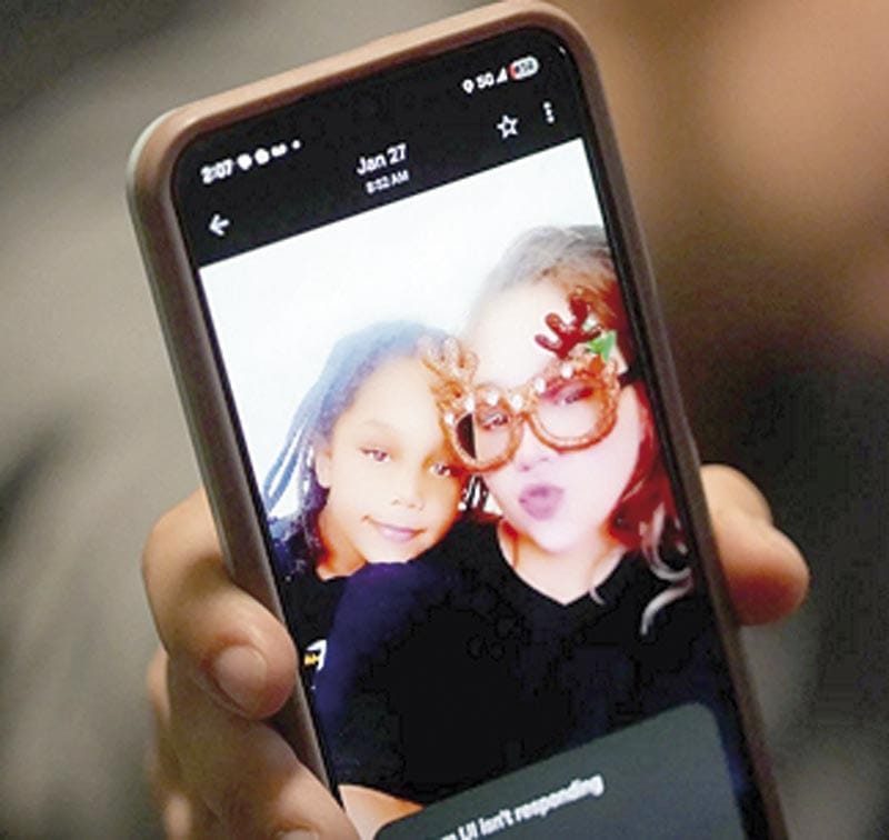 ¡“SOLO GRITABAN”: UNA MADRE NO PUDO SALVAR A SUS TRES HIJOS QUE CAYERON EN UN ESTANQUE HELADO EN TEXAS!