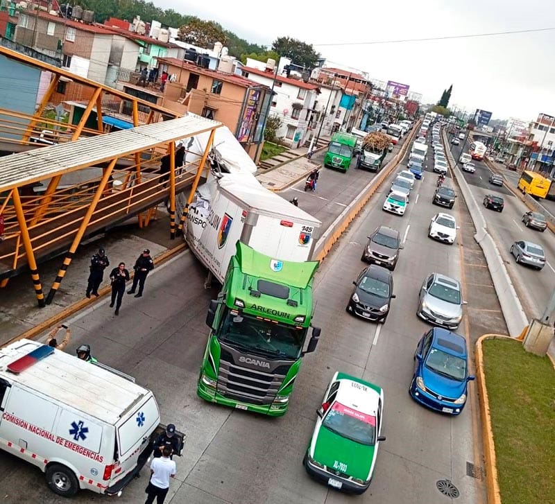 ¡TRÁILER SE PARTIÓ EN DOS EN PUENTE PEATONAL DE XALAPA!