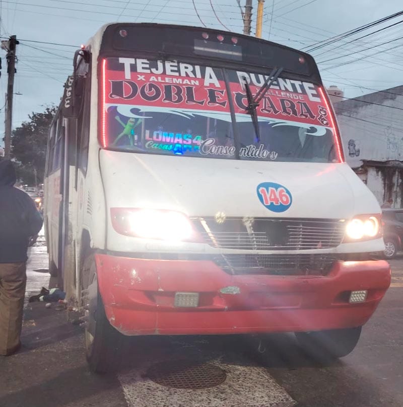 ¡DOÑITA QUEDÓ DEBAJO DE CAMIÓN DE PASAJE!