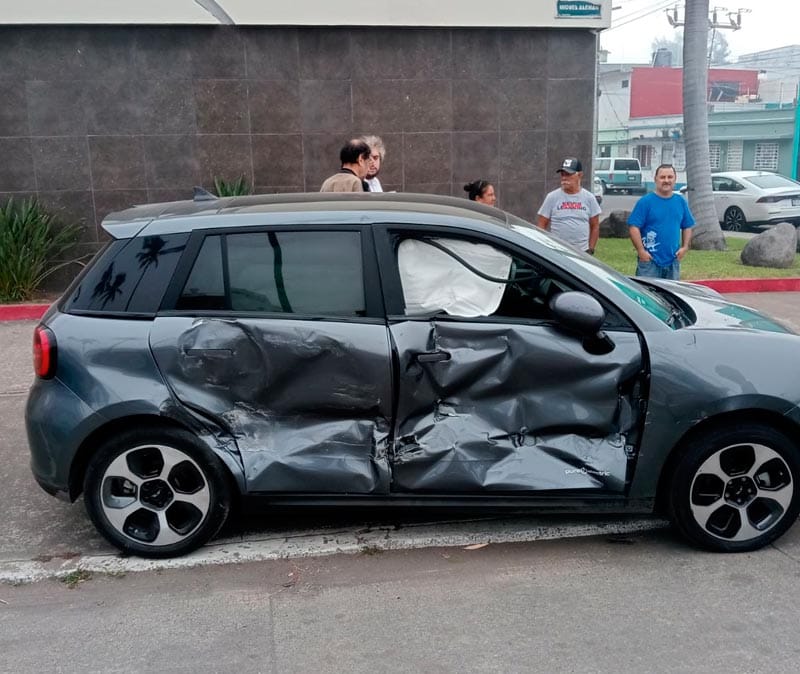 ¡AUTOBÚS ULÚA Y AUTO SE DAN TRANCAZO EN MIGUEL ALEMÁN!
