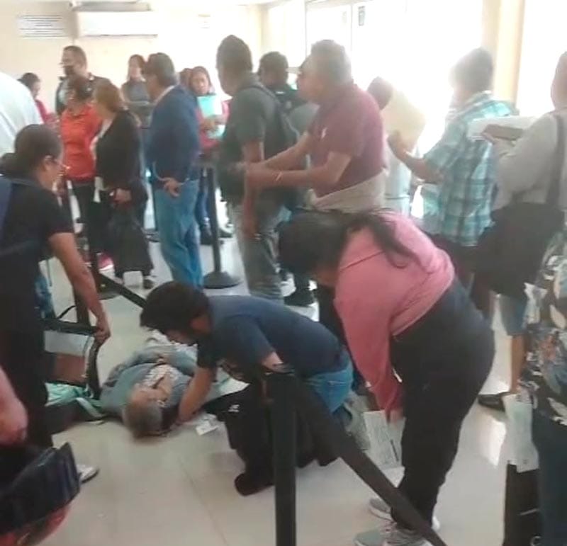 ¡SE DESMAYA ABUELITO EN LA FARMACIA DEL IMSS DE CUAUHTÉMOC!